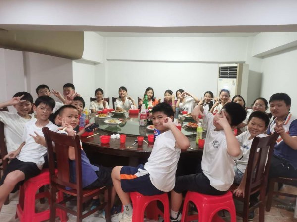 配资股中心官网 暖心！江西21名小学毕业生凑300元聚餐，老板再贴300元让吃好：不想让他们失望